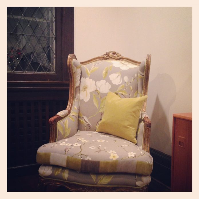 chaise antique recouverte de tissu à fleurs